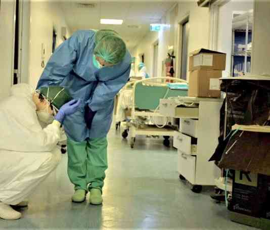 Covid, l’ordine dei medici: “A Napoli la variante Omicron ha messo in ginocchio gli ospedali”
