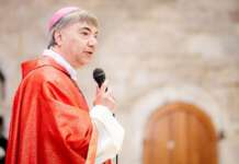 Operai morti a Napoli, l’ira di don Mimmo Battaglia: “Basta lavoro nero”