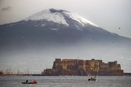 Torna la neve sul Vesuvio, in calo le temperature