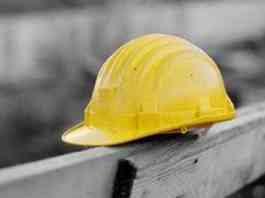 Due operai cadono da un’impalcatura nel Napoletano: uno non ce l’ha fatta Incidente sul lavoro