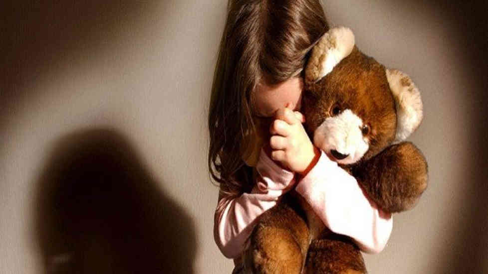 Prof arrestata per abusi, altri alunni confermano le accuse