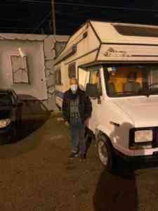 Salerno, tutti in aiuto della coppia che vive nel camper Salerno, tutti in aiuto della coppia che vive nel camper