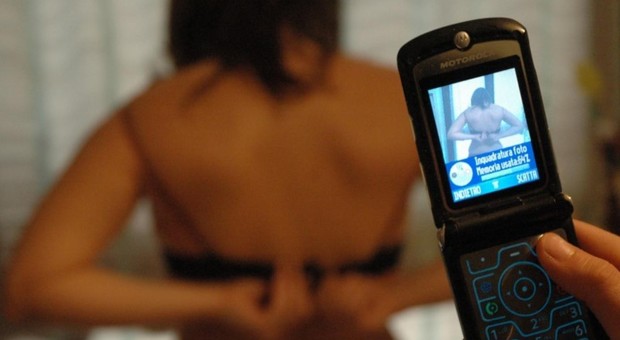 “Dammi i soldi o pubblico il video”: ricatto a luci rosse, 31enne a processo per estorsione “Dammi i soldi o pubblico il video”: ricatto a luci rosse, 31enne a processo per estorsione