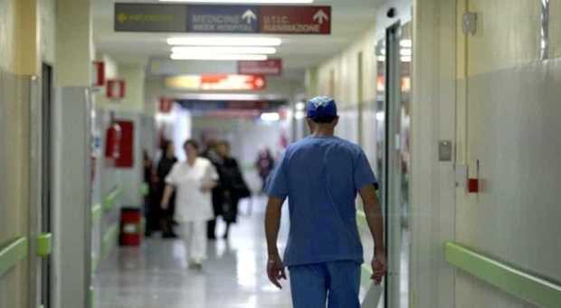 Aggredisce infermiera in ospedale a Napoli, denunciato 39enne