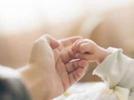 Finge di trovare neonato ma è suo figlio: ‘Non capivo nulla per l’ansia”