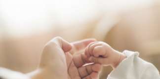 Finge di trovare neonato ma è suo figlio: ‘Non capivo nulla per l’ansia”