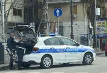 Rifiuti scaricati davanti a scuola a Pomigliano, individuati i responsabili