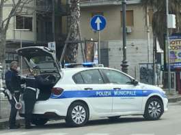 Rifiuti scaricati davanti a scuola a Pomigliano, individuati i responsabili