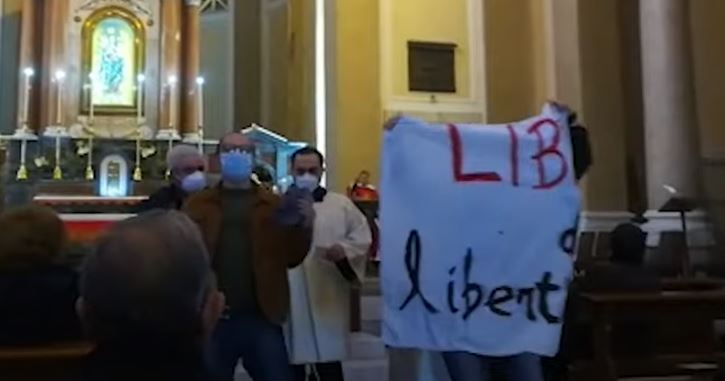 La protesta arriva in chiesa: l'associazione Quinto Elemento interrompe la  Messa della Domenica delle Palme