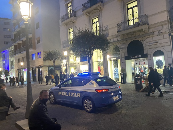 Salerno, vigilia di zona rossa: corso presidiato dalle forze dell’ordine (FOTO) Salerno, vigilia di zona rossa: corso presidiato dalle forze dell’ordine (FOTO)