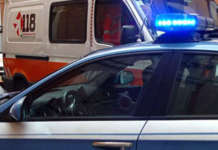 Perde il lavoro e picchia infermiere e agenti, arrestato