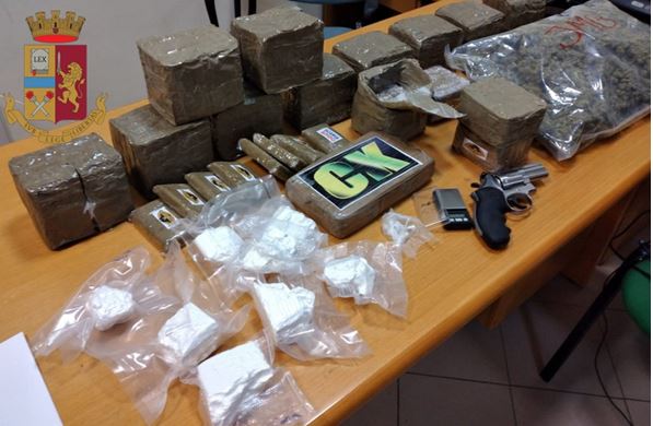 Supermarket della droga in camera da letto | nei guai ...