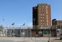 Rivolta nel carcere di Capodimonte, agente ferito trasportato in ospedale