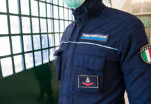 Salerno, agenti della Penitenziaria sequestrano droga e smartphone