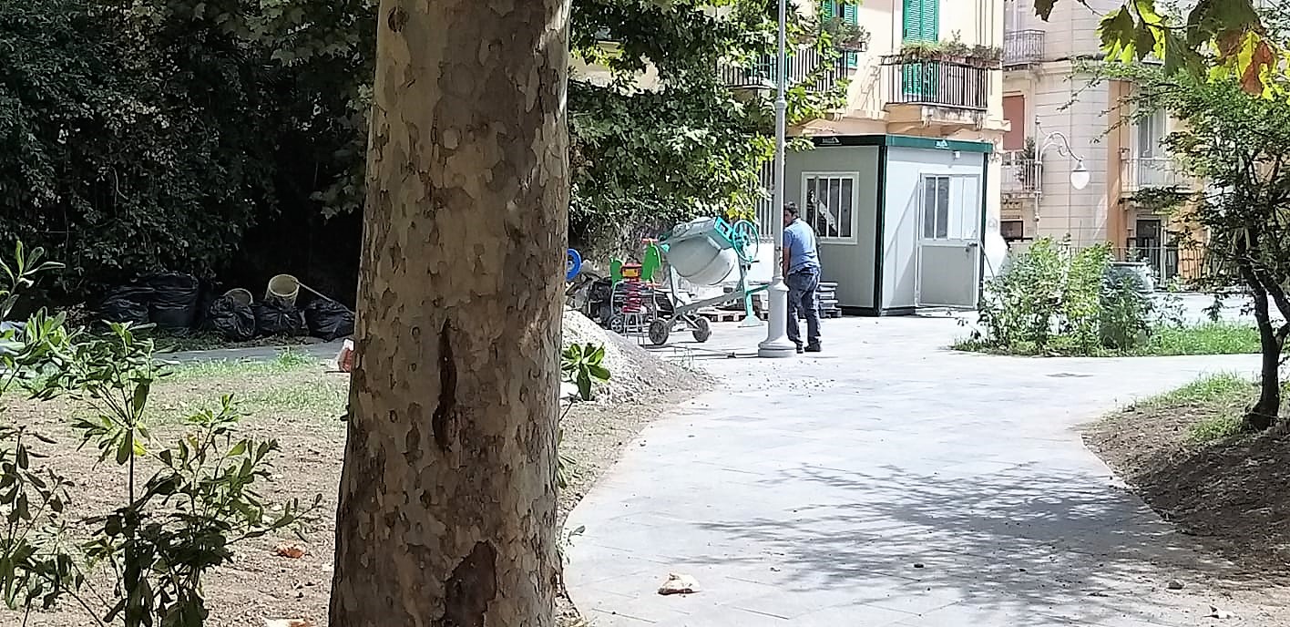 Piazza Alario, le prime giostrine; residenti convocano incontro (FOTO) Piazza Alario, le prime giostrine; residenti convocano incontro (FOTO)