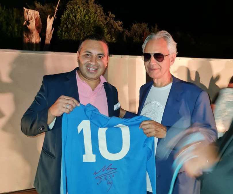 Cimeli Maradona, donata maglia al Maestro Bocelli: all&#39;evento anche  Cannavaro e Sannino