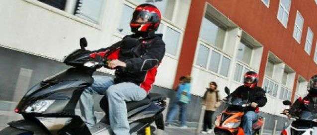 Puntano pistola in faccia al figlio 11enne per rapinagli scooter: mezzo ritrovato a Volla