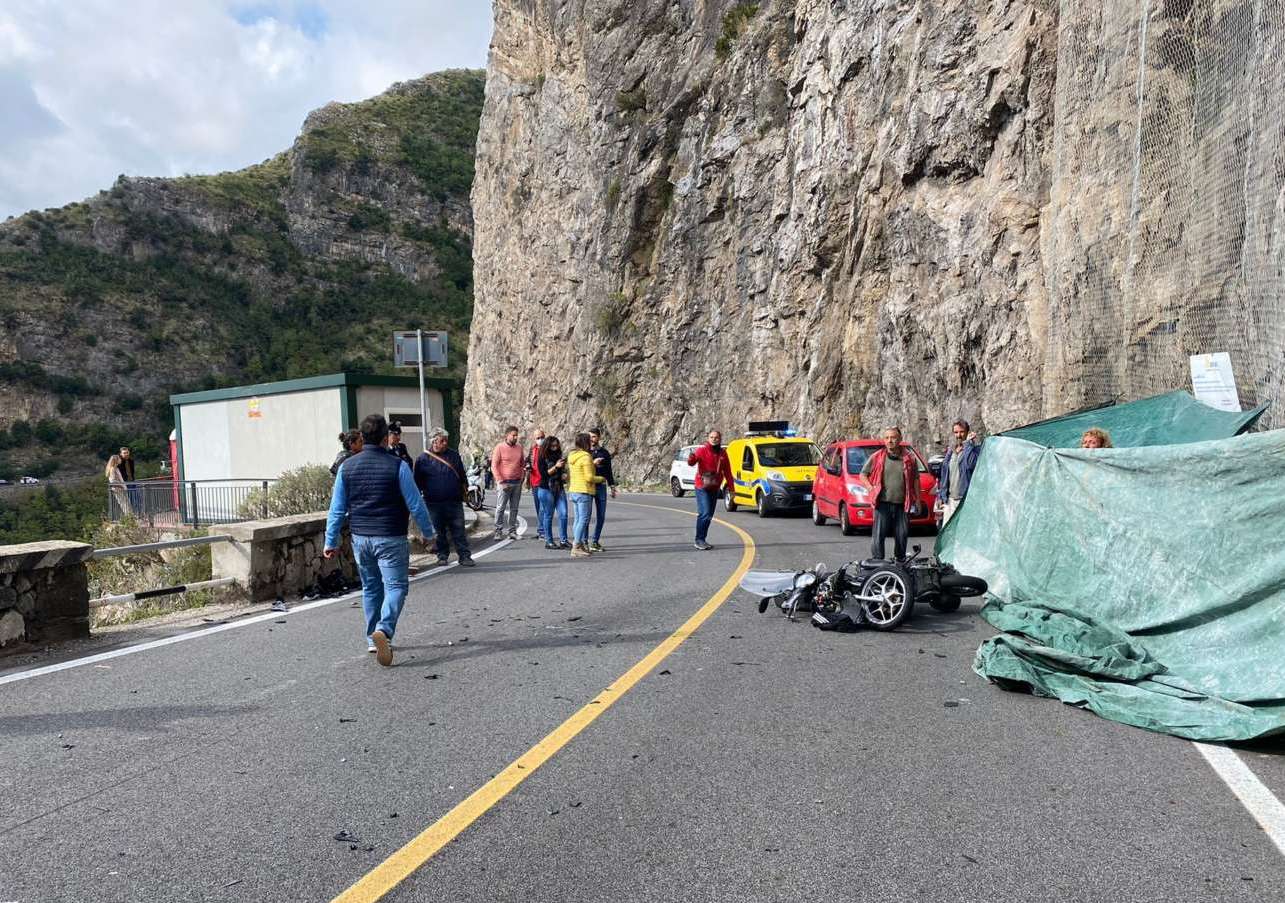 Positano, tragico impatto sulla 163: muore 17enne