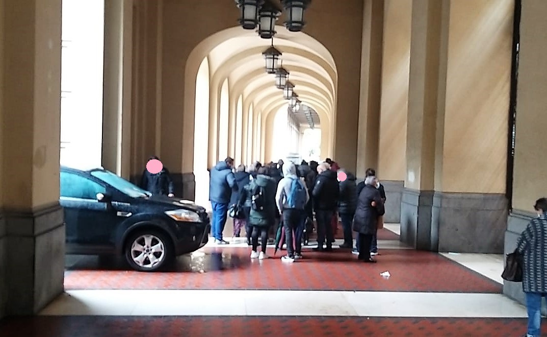 Corsa al vaccino: all’Augusteo con auto parcheggiata… sotto ai portici Corsa al vaccino: all’Augusteo con auto parcheggiata… sotto ai portici