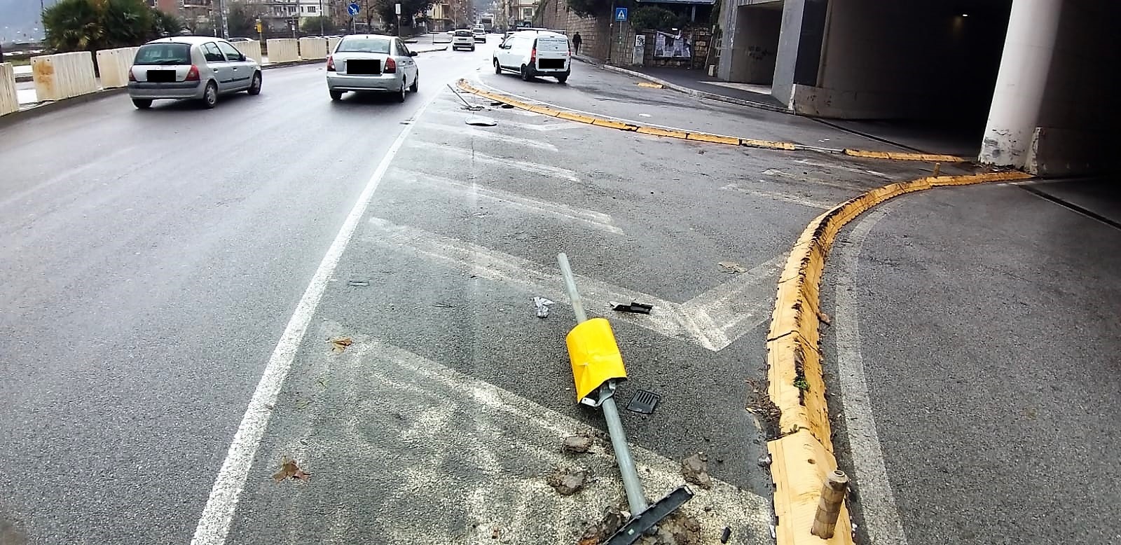 Incrocio Lungoirno, auto abbatte segnaletica (FOTO) Incrocio Lungoirno, auto abbatte segnaletica (FOTO)