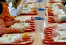 Refezione scolastica a Castel Volturno, Tar accoglie ricorso: sospesa aggiudicazione appalto