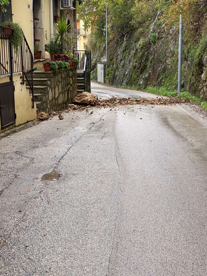 Foglianise, dopo la frana riaperta al traffico via Sirignano Foglianise, dopo la frana riaperta al traffico via Sirignano