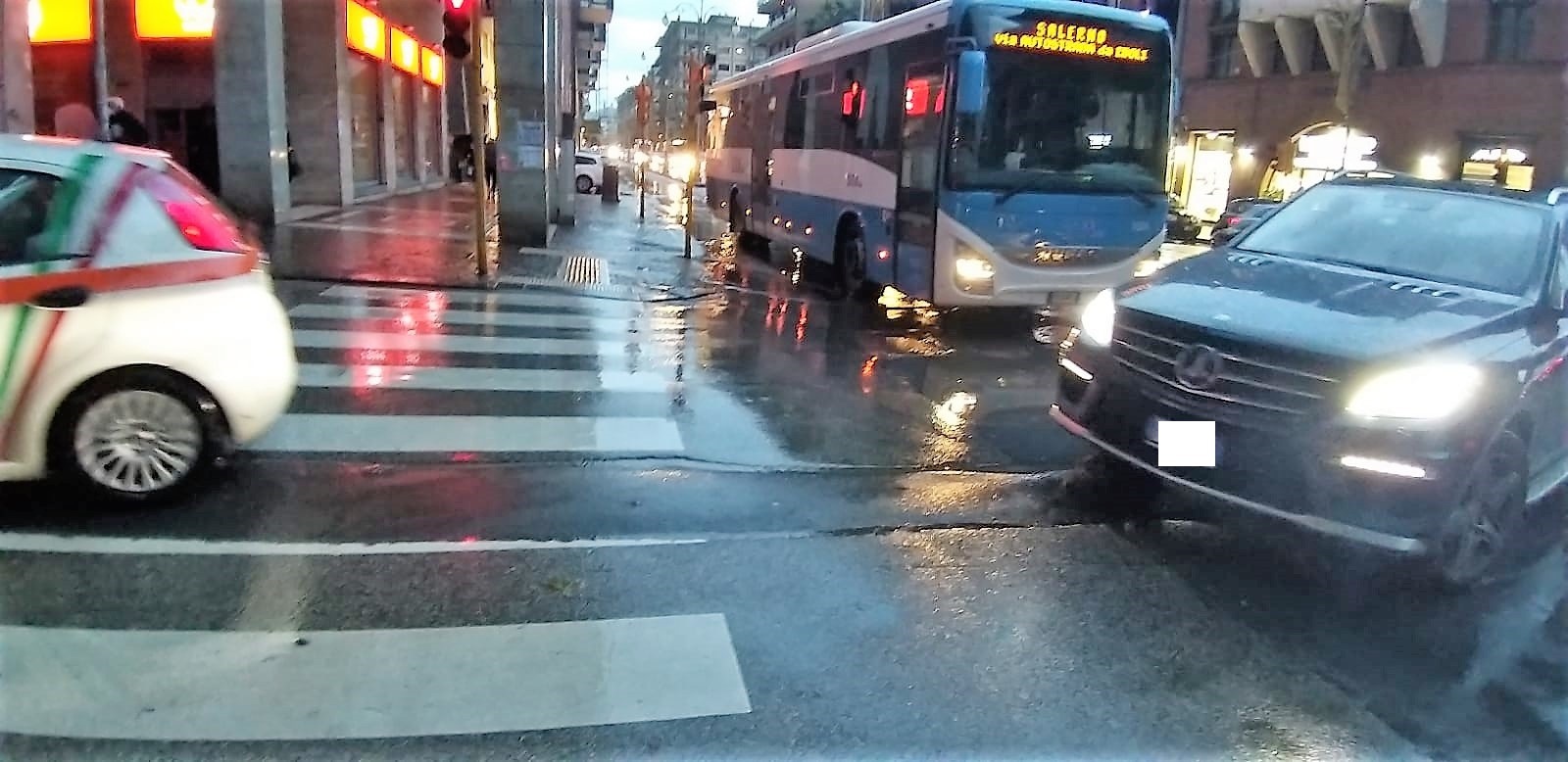 Lungomare allagato, tratto impraticabile. Attraversamenti sott’acqua (VIDEO) Lungomare allagato, tratto impraticabile. Attraversamenti sott’acqua (VIDEO)