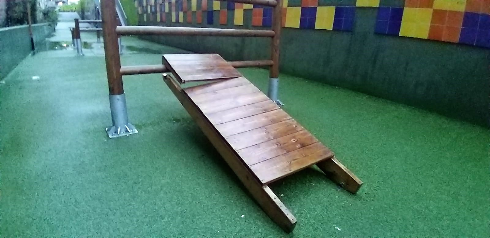 Trincerone est, danneggiata la panca per il fitness Trincerone est, danneggiata la panca per il fitness