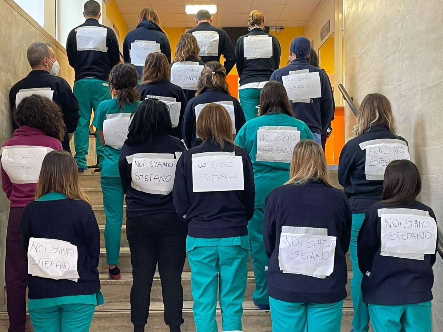 Aggressioni a medici e infermieri, a Napoli un flash mob per dire basta