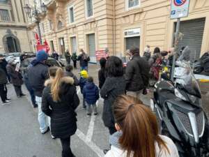 Scuole aperte in Campania, triplicati i contagi tra gli alunni: De Luca contro Bianchi