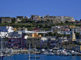 Procida, la “furbata” dei turisti per non pagare il contributo: il sindaco chiede controlli al porto Procida