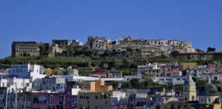 Procida, la “furbata” dei turisti per non pagare il contributo: il sindaco chiede controlli al porto Procida