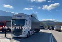 Contursi Terme, sciopero “caro carburante”: camionisti bloccano la Fondo Valle Sele