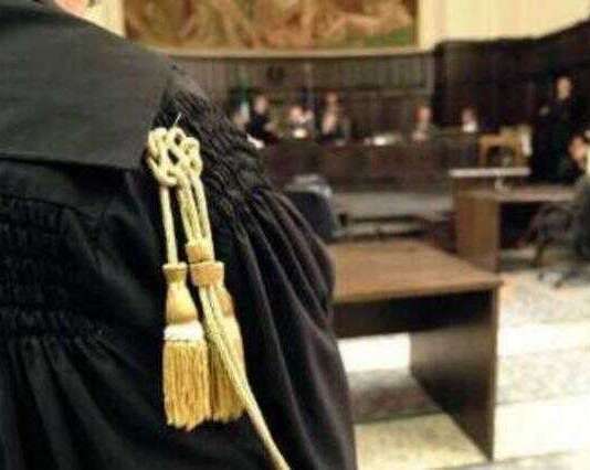 Processo per violenza sessuale e stalking, un testimone rivela: “Il padre dell’imputato mi minacciò di tagliarmi la lingua”