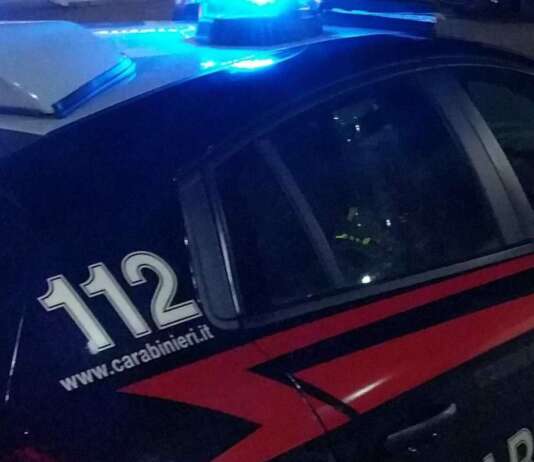 Armi, droga e uniforme dei carabinieri in casa: arrestati padre e figlio