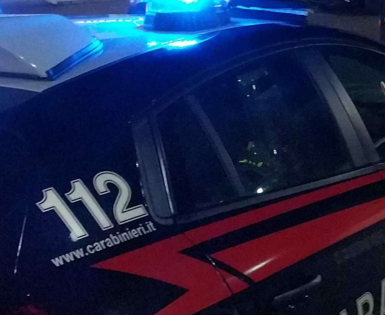 Tenta di bloccare i carabinieri scaricando materiale rubato, arrestato