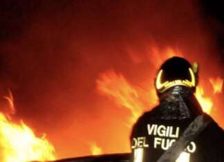 Incendia sterpaglie e provoca rogo a Ischia, denunciato 74enne