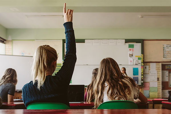 Studenti bocciati con il 5 e multe a chi aggredisce i professori