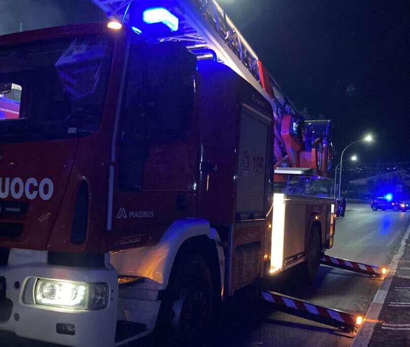 Valle Caudina: a fuoco un autocarro, indagini in corso