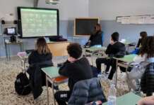 C’era una volta il grembiule e il diario: dal gessetto al touch screen