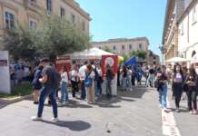 Arte e della creatività studentesca: i giovani invadono Corso Garibaldi (FOTO)