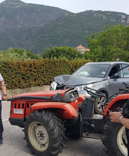 Scontro auto – trattore: paura lungo la provinciale nel Telesino