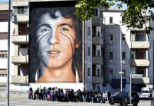 Jorit, murales per Rino Gaetano a Crotone: guerra e pace negli occhi del cantautore calabrese