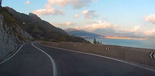 Incidente a Positano, centauro perde il controllo della moto e muore