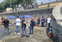 Napoli, lido abusivo sul lungomare: sequestrate sedie e ombrelloni