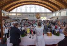 Carismatici, nel palazzetto dello sport si rinnovano i miracoli (FOTO)