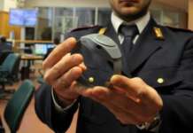 Tenta furto e investe uomo dopo essere stato scoperto: braccialetto elettronico per un 32enne