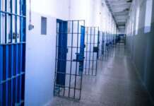 Detenuto incendia materasso, 4 agenti intossicati nel carcere di Carinola