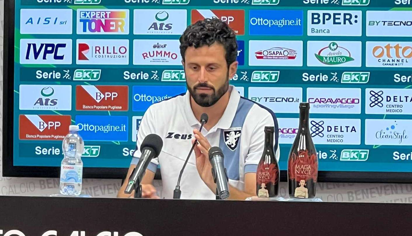 28 de agosto de 2022, Benevento, Italia: L'allenatore del Frosinone Calcio  Fabio Grosso hablando con el árbitro Luca Pairetto durante el partido de  Fútbol Italiano Serie B 2022/2023 entre Benevento vs Frosinone