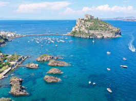 A Ischia cabinato si schianta sugli scogli, ferito lo skipper